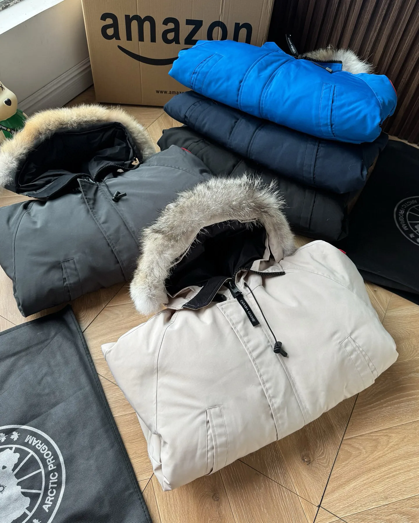 P720 🆕Top version! Comes with a tote bag! Chip version💰𝑪𝒂𝒏𝒂𝒅𝒂 𝑮𝒐𝒐𝒔𝒆/Canada Goose Chilliwack Goose 01 bomber jacket down! The top original replica version refers to the highest version in China currently (there is no one) ⚠️Note: There is no foundry in China! ! ! Saying it is original order, ZP goods, pure original goods, etc. is just a gimmick by some peers. Do not be deceived!  ⚠️Note: The latest version of this year’s authentic product has a strap (the latest version can be bought at the newly opened Galeries Lafayette Canada Goose counter in Beijing) ⚠️Note: (The authentic product does not have blue wash marks this year) Version comparison introduction 1⃣️Top replica: Made of 18-count polyester-cotton blended fabric imported from South Korea (authentic synchronized fabric), national standard 90 white duck down, western Canadian coyote hair 2⃣️Mid-range version: Made of domestically produced 21-count polyester-cotton fabric, 50% standard white duck down, Eastern Canada coyote hair, top original goose analysis Analysis 1 (wolf hair): All customers are guaranteed to receive a fur collar that is grayer than the original color. Each wolf hair is 55cm long and 14cm wide, all made from wild first-grade gray wolf skins in western Canada! Analysis 2 (Trademark): We use dyed embroidery thread to truly achieve 100% reproduction of the trademark, ensuring that the embroidery thread is exactly the same as ZP, with zero color difference and 100% reproduction of the map letters! (We can guarantee that no one in our industry is more attentive and professional than us!) Analysis 3 (fabric): As we all know, the Canada Goose ZP fabric in previous years was a 21-count polyester-cotton washed, calendered and brushed fabric that was relatively hard. Last year and this year, dozens of authentic products purchased were all made of 18-count pure cotton fabrics, and we finally decided to use 18-count polyester cotton! (ZP synchronized fabric) Analysis 4 (Accessories): Domestic exclusive version of Velcro, one to one Y-shaped double hook original Velcro, YKK zipper, exclusive original workmanship of washed threaded down jacket!  Authentic products are not 100% perfect and flawless. Authentic products also have velvet hair loss, and most of the authentic wolf fur is mainly eastern yellow wolf fur. (Because our wolf skins are all auctioned at the same auction house as authentic products) There is an auction list to prove it.  At the same time, I will teach you a trick: buy an authentic product from Tmall, buy a piece of clothing from a merchant you trust at the same time, and come back to compare the details. ⚠️ Remember you get what you pay for! Don't be greedy for small gains, or you will suffer big losses! Color: Black Navy Beige Graphite Gray Royal Blue Size: XS S M L 54 120 84 79 140-160 XL 56 124 86 81 160-180 XXL 58 128 88 83 180-200